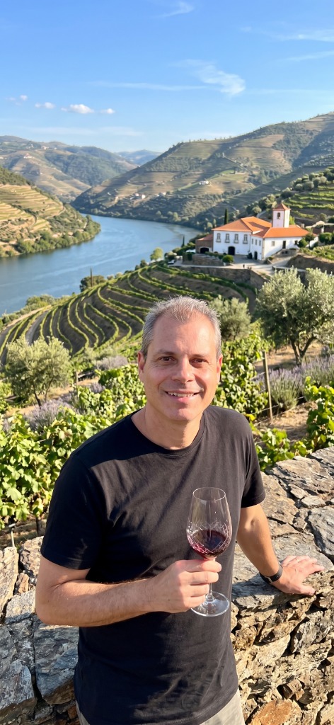 Guilherme Andrade, fundador da Armazém GastroVino nos vinhedos do Douro
